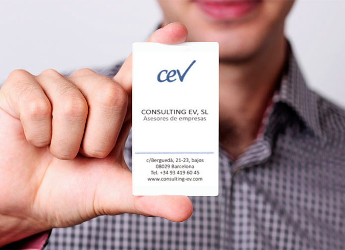 Jeune homme avec carte Consulting EV